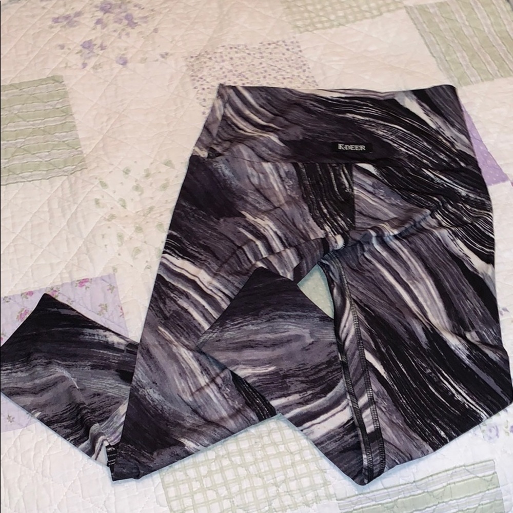 EUC Kdeer Black and White Capris Mambo Print